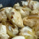 kure-dusene-v-cibulove-omacce-recept-na-dokonaly-teply-pokrm.webp.webp